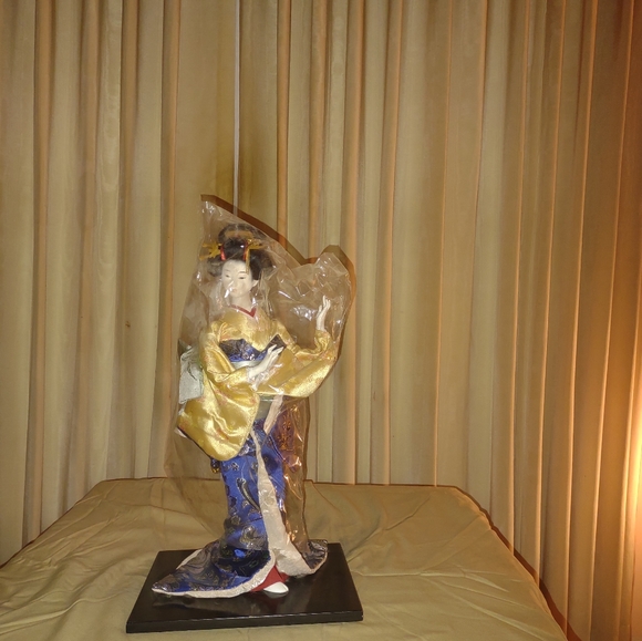 High Value Japanese Geisha Doll - Picture 9 of 14